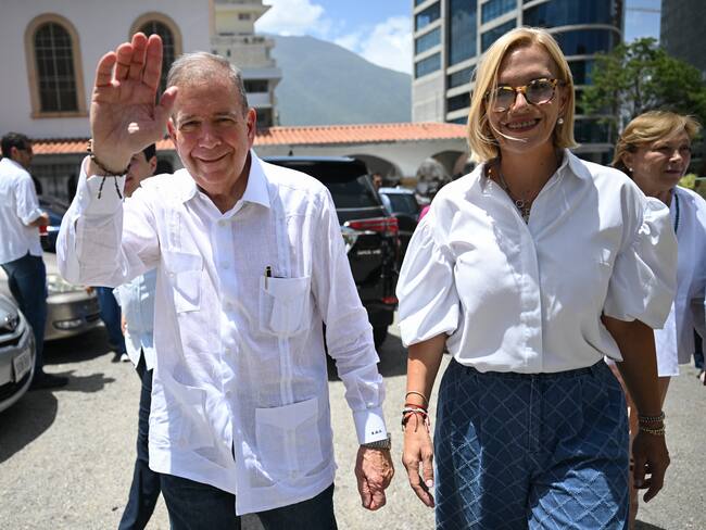 Edmundo Gonzalez Urrutia y su hija Mariana, Gonzalez. FOTO: RAUL ARBOLEDA/AFP via Getty Images