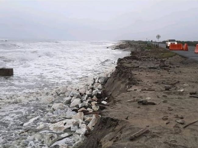 El proceso erosivo de la vía Santa Marta – Barranquilla genera una nueva emergencia. Foto: Proporcionada por Gennys Álvarez