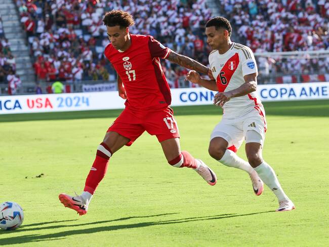 Kansas City (United States), 25/06/2024.- Canada forward Tajon Buchanan (L) and Peru defender Marcos Lopez (R) battle for the ball during the second half of the CONMEBOL Copa America 2024 group A match between Peru and Canada, in Kansas City, Kansas, USA, 25 June 2024. EFE/EPA/WILLIAM PURNELL