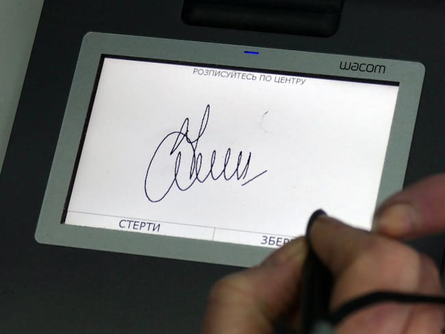 IVANO-FRANKIVSK, UCRANIA - 2 DE JUNIO DE 2020 - Una persona deja una firma electrónica en la oficina del Departamento del Servicio Estatal de Migración (Yurii Rylchuk/ Ukrinform/Future Publishing vía Getty Images)