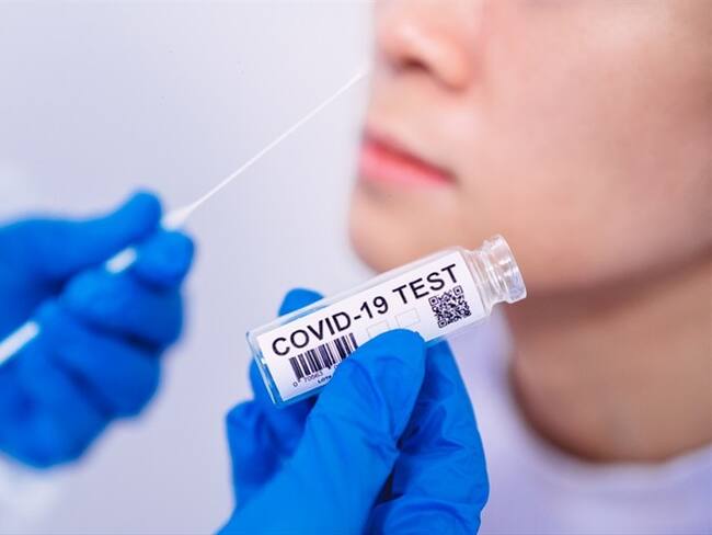 Imagen de referencia de toma de prueba para COVID-19. Foto: Getty Images / Images By Tang Ming Tung