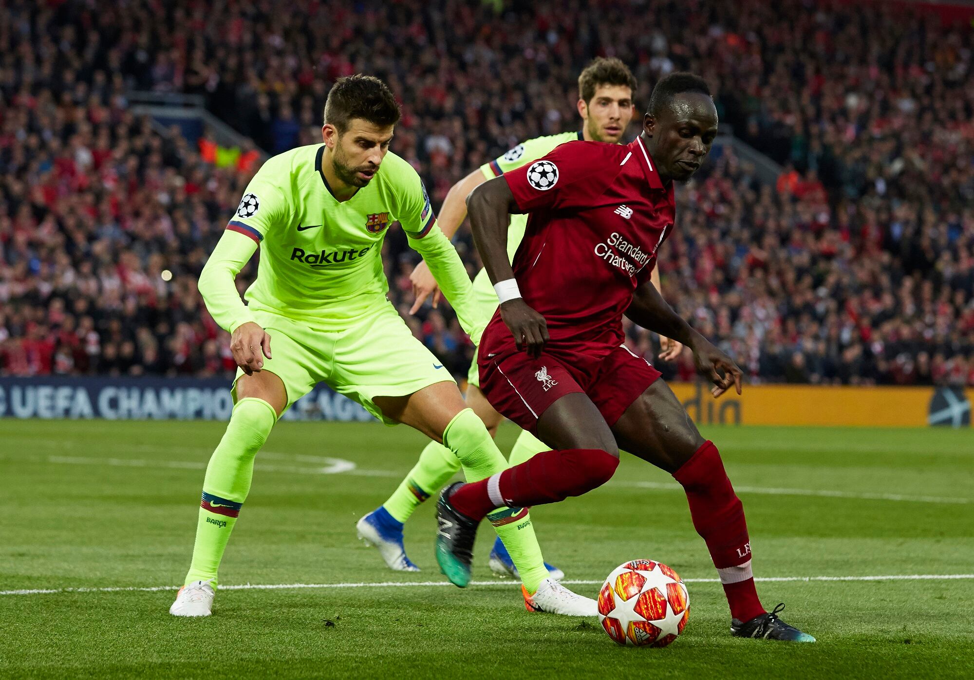 Sadio Mané y Gerard Piqué en juegoentre Liverpool y Barcelona. (Photo by Quality Sport Images/Getty Images)