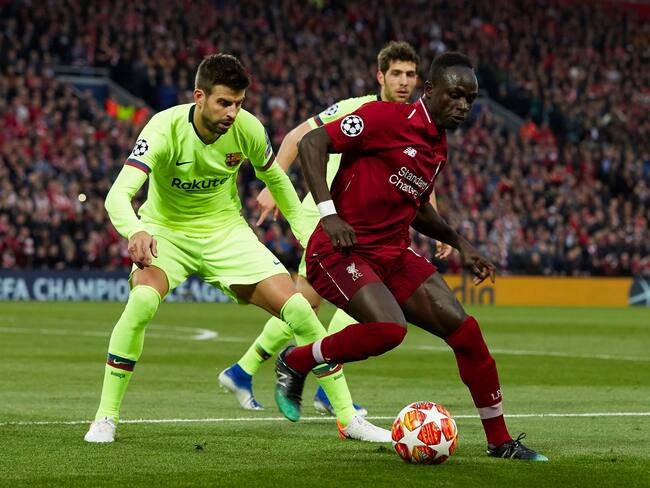 Sadio Mané y Gerard Piqué en juegoentre Liverpool y Barcelona. (Photo by Quality Sport Images/Getty Images)