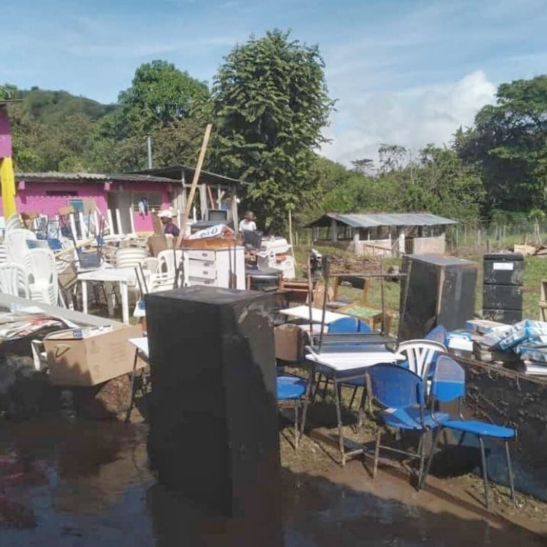 Una institución educativa resultó inundada, más de 100 estudiantes perjudicados. Crédito: OAGRD.