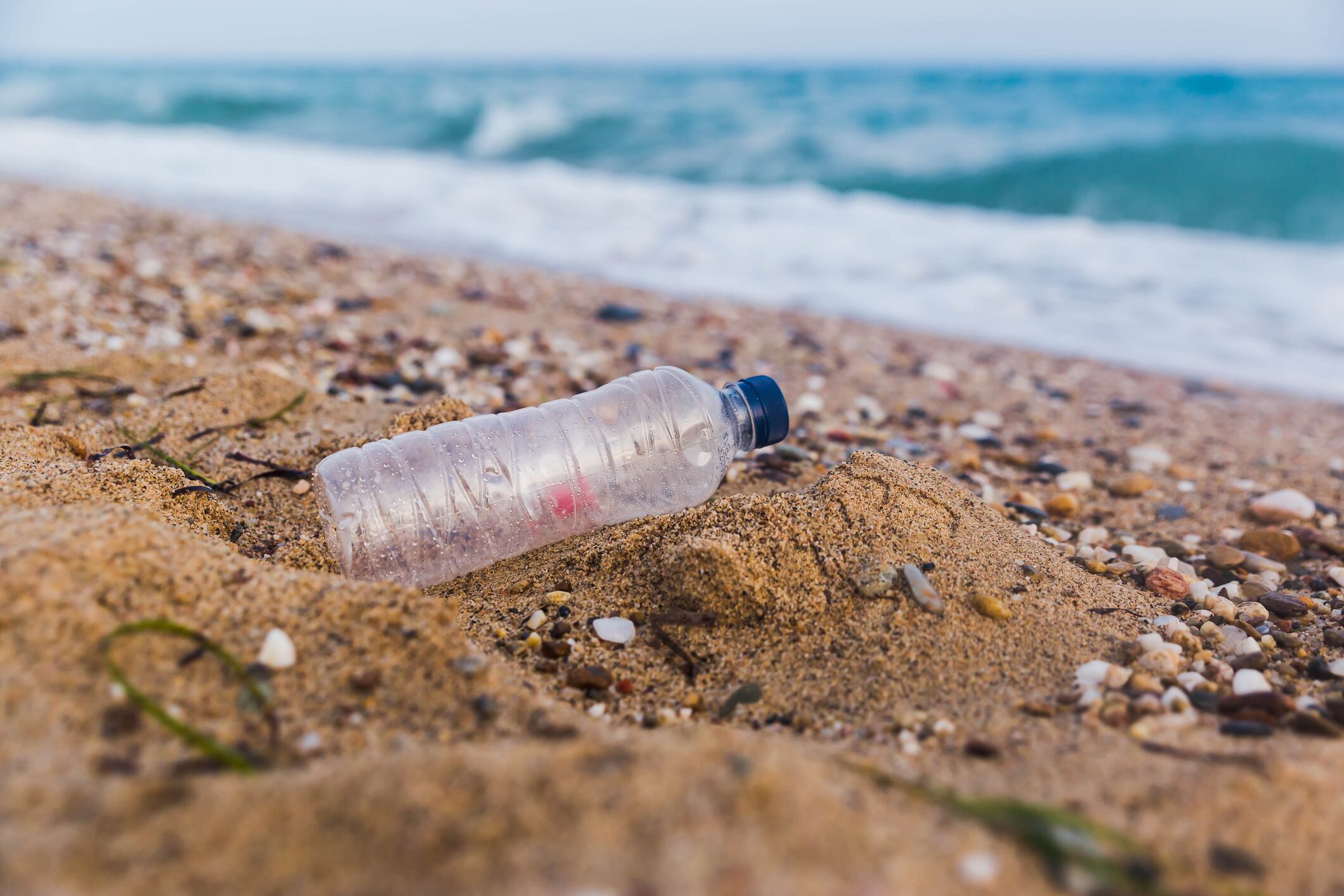 Contaminación por botella de plástico frente al mar (Getty Images)
