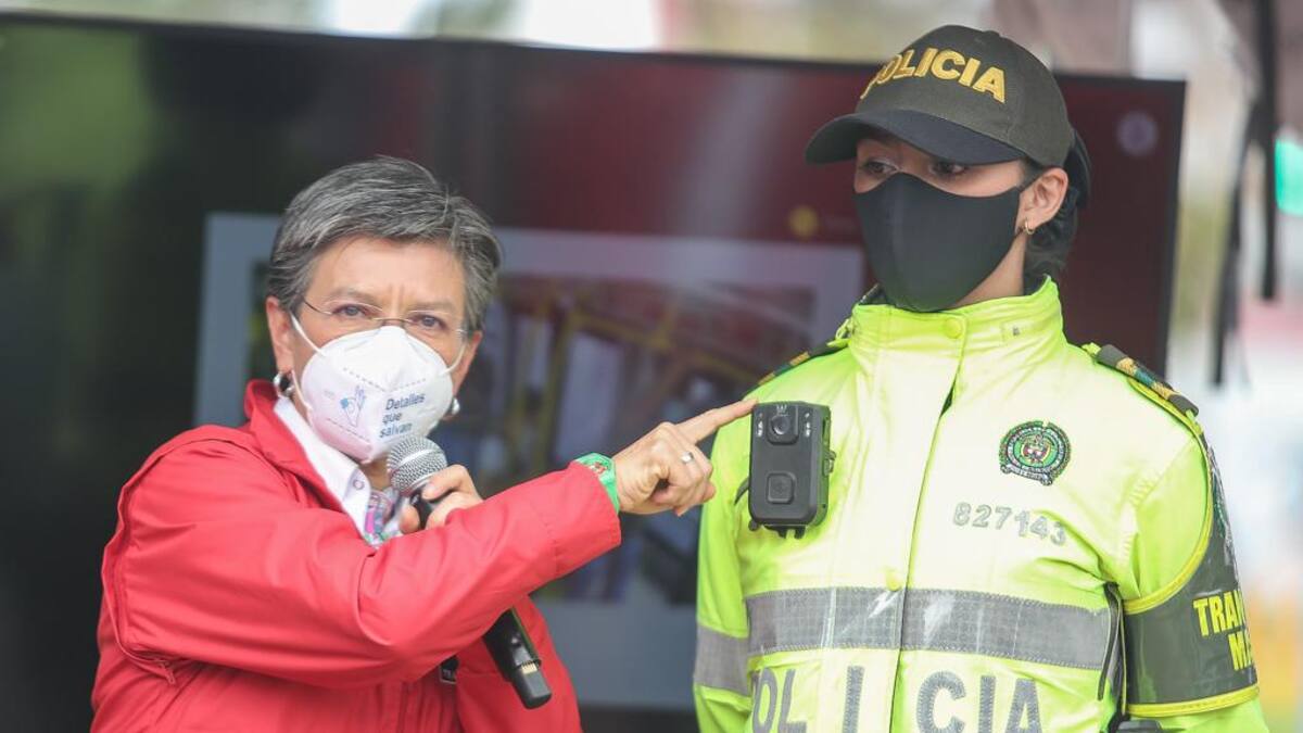 Cámaras incorporadas a chalecos de policías: la nueva estrategia en TransMilenio