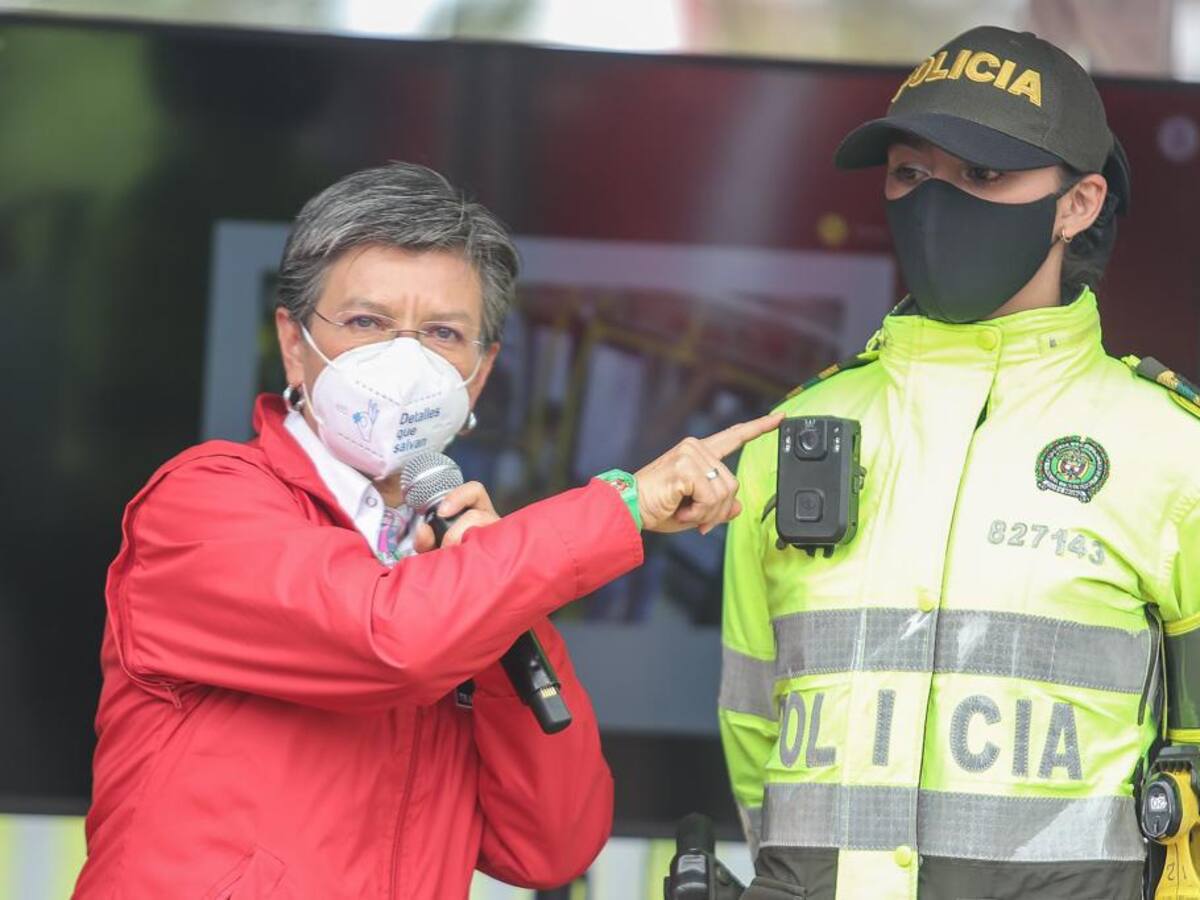 Cámaras incorporadas a chalecos de policías: la nueva estrategia en TransMilenio