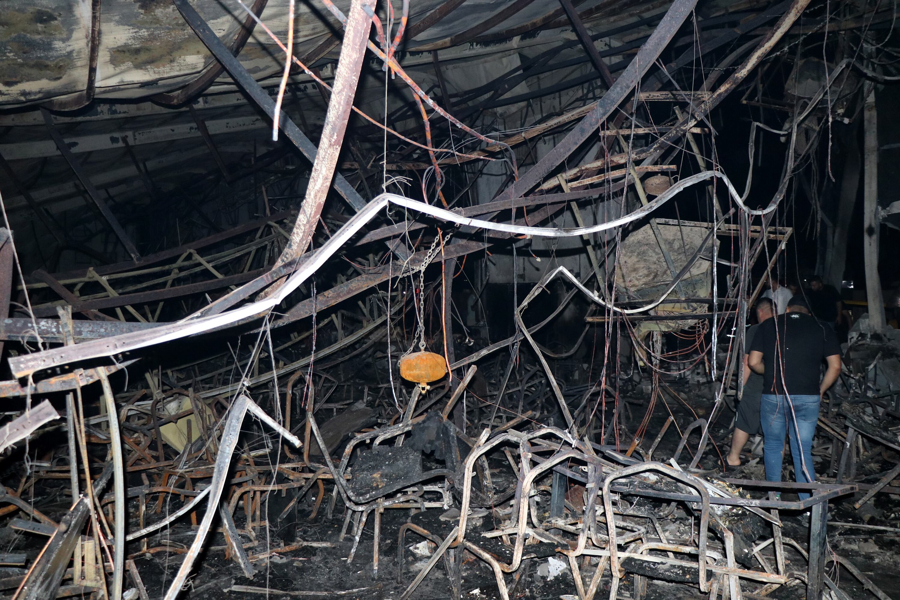 -FOTODELDÍA- HAMDANIYA, (IRAK), 27/09/2023.- Unos hombres iraníes inspeccionan la escena del incendio que se ha provocado en un salón de bodas este miércoles en Hamndaniya, Irak, en el que han muerto más de 100 personas y, al menos, 150 han resultado heridas, durante la celebración de una boda cristiana. EFE/ Mohamad Saif
