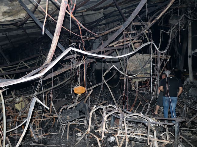 -FOTODELDÍA- HAMDANIYA, (IRAK), 27/09/2023.- Unos hombres iraníes inspeccionan la escena del incendio que se ha provocado en un salón de bodas este miércoles en Hamndaniya, Irak, en el que han muerto más de 100 personas y, al menos, 150 han resultado heridas, durante la celebración de una boda cristiana. EFE/ Mohamad Saif