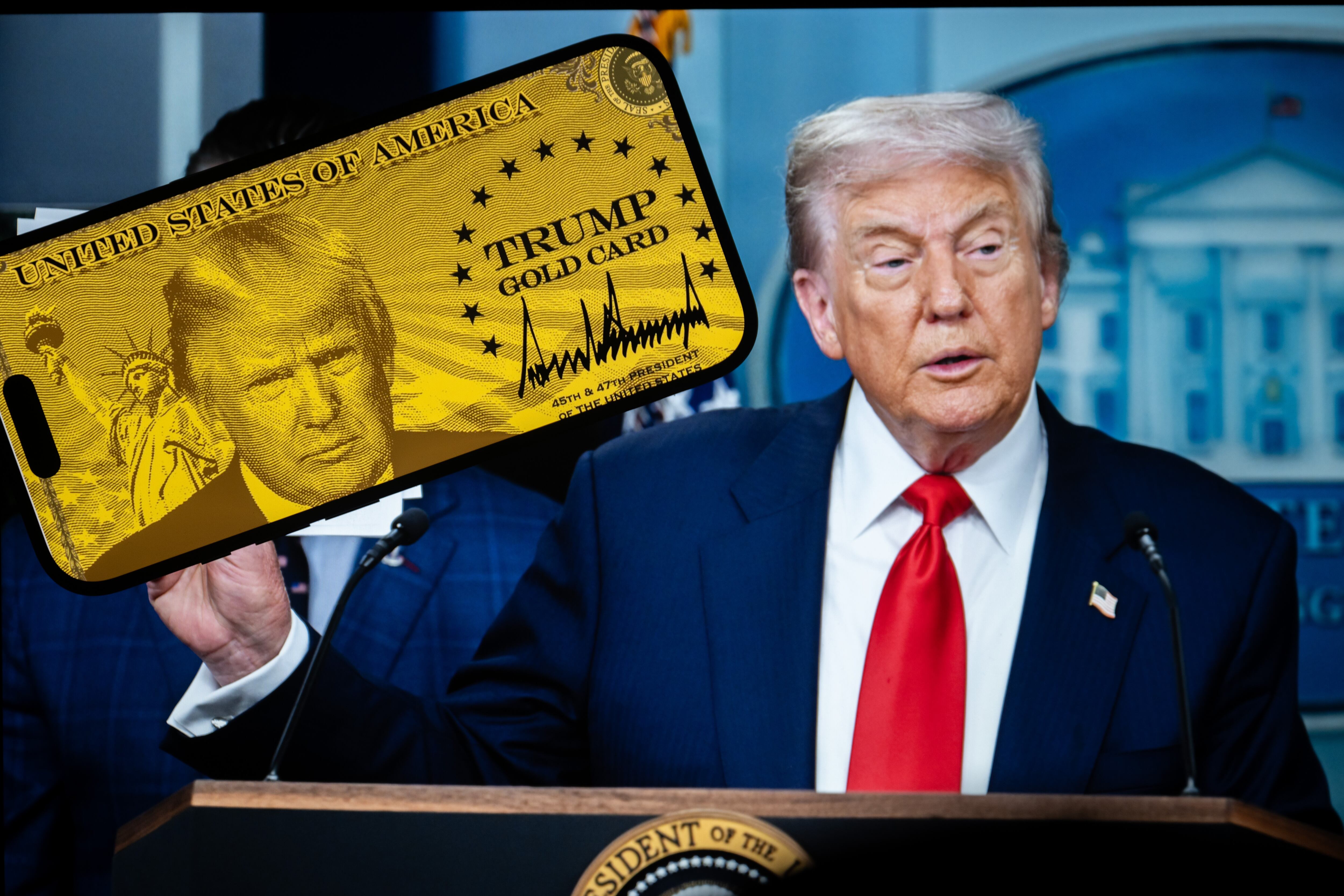 Tarjeta Dorada y Donald Trump durante un discurso en diciembre de 2025. FOTO: Ismail Aslandag/Anadolu vía Getty Images