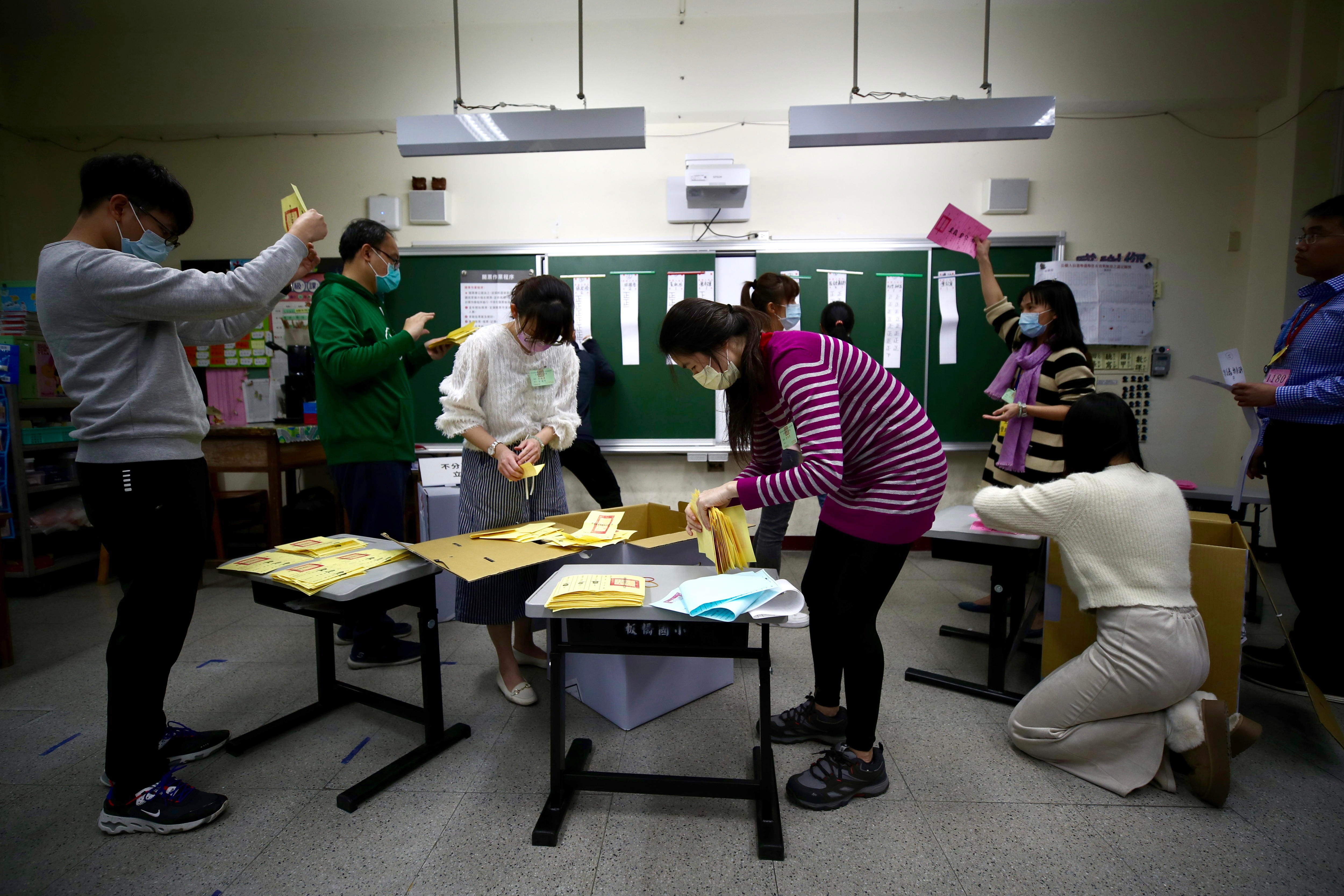New Taipei City (Taiwan), 13/01/2024.- Taiwanese election officers count the votes during the 2024 general election, in New Taipei city, Taiwan, 13 January 2024. Taiwan's presidential election on 13 January is part of the 2024 general election. (Elecciones) EFE/EPA/RITCHIE B. TONGO