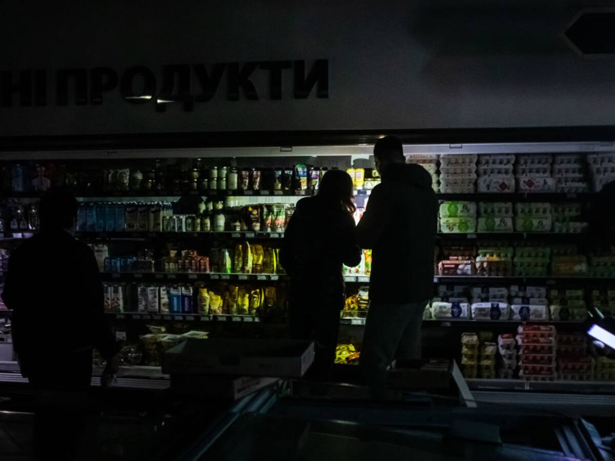 Ataques de Rusia dejan sin luz a cientos de poblaciones de Ucrania