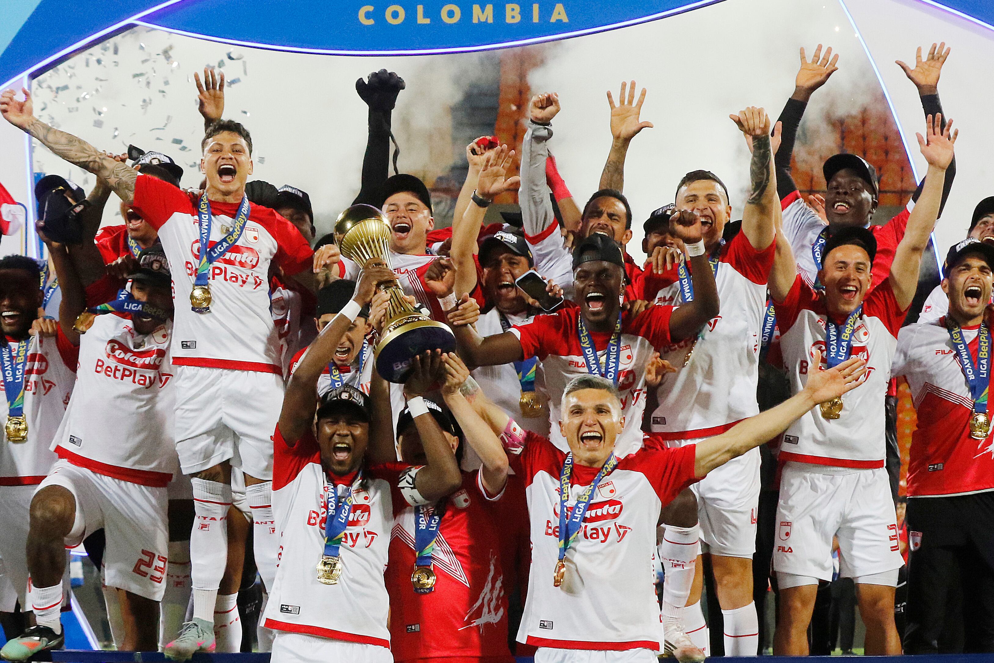 Jugadores de Santa Fe celebran tras ganar el título de la Liga Colombiana este domingo, en el partido de vuelta de la final del la liga colombiana entre Deportivo Independiente Medellín e Independiente Santa Fe en el estadio Atanasio Girardot en Medellín. Foto: EFE/ STR