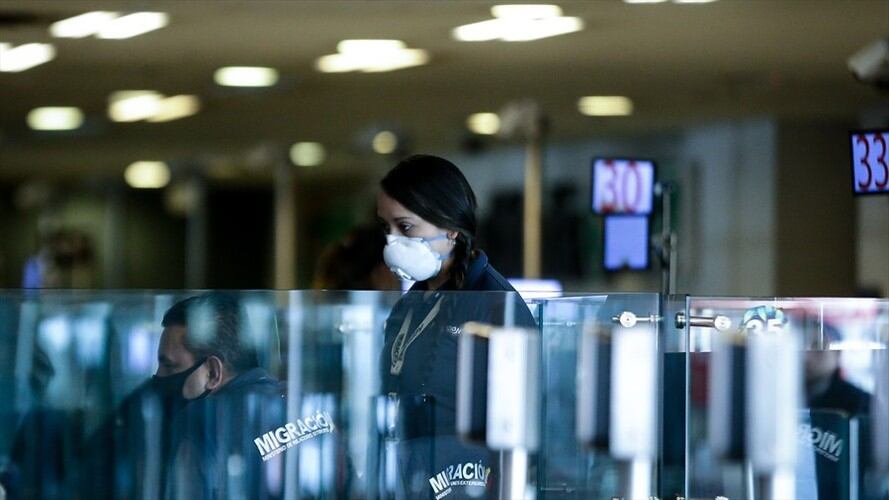 Migración Colombia confirmó que una oficial de la entidad de El Dorado dio positivo para coronavirus. Se trata de una mujer de 30 años. Foto: Colprensa