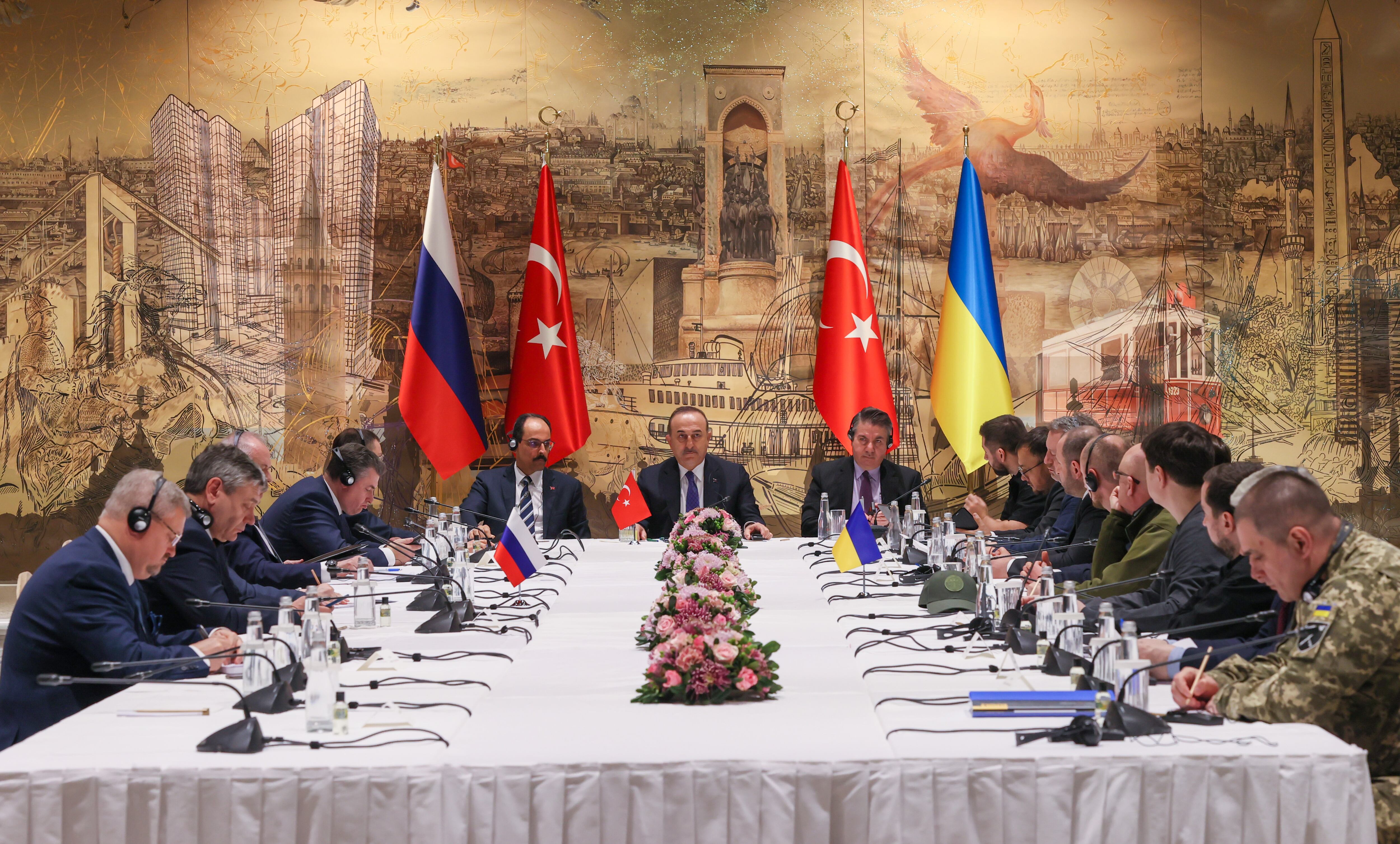 ISTANBUL, TURKIYE - MARCH 29: Turkish Foreign Minister Mevlut Cavusoglu (C) gives a thank you speech during the peace talks between delegations from Russia and Ukraine at Dolmabahce Presidential Office in Istanbul, Turkiye on March 29, 2022. (Photo by Cem Ozdel/Anadolu Agency via Getty Images)