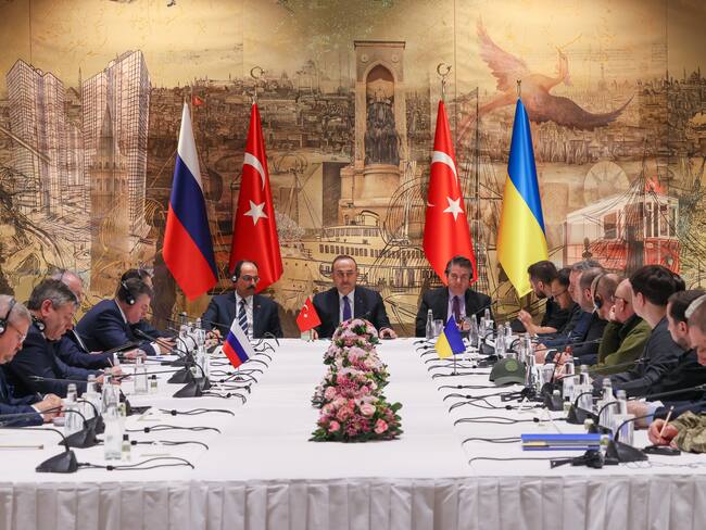ISTANBUL, TURKIYE - MARCH 29: Turkish Foreign Minister Mevlut Cavusoglu (C) gives a thank you speech during the peace talks between delegations from Russia and Ukraine at Dolmabahce Presidential Office in Istanbul, Turkiye on March 29, 2022. (Photo by Cem Ozdel/Anadolu Agency via Getty Images)