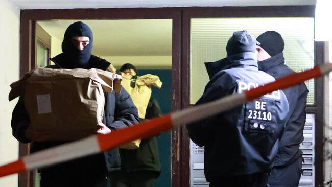 Berlin (Germany), 27/02/2024.- Police officers carry paper bags out of a residential building where former RAF terrorist Daniela Klette was arrested in Berlin, Germany, 27 February 2024. 65-year-old Daniela Klette was a member of the notorious Red Army Faction (RAF), and after more than 30 years on the run she has now been arrested for armed robbery and attempted murder. (Terrorismo, Terrorista, Alemania) EFE/EPA/CLEMENS BILAN