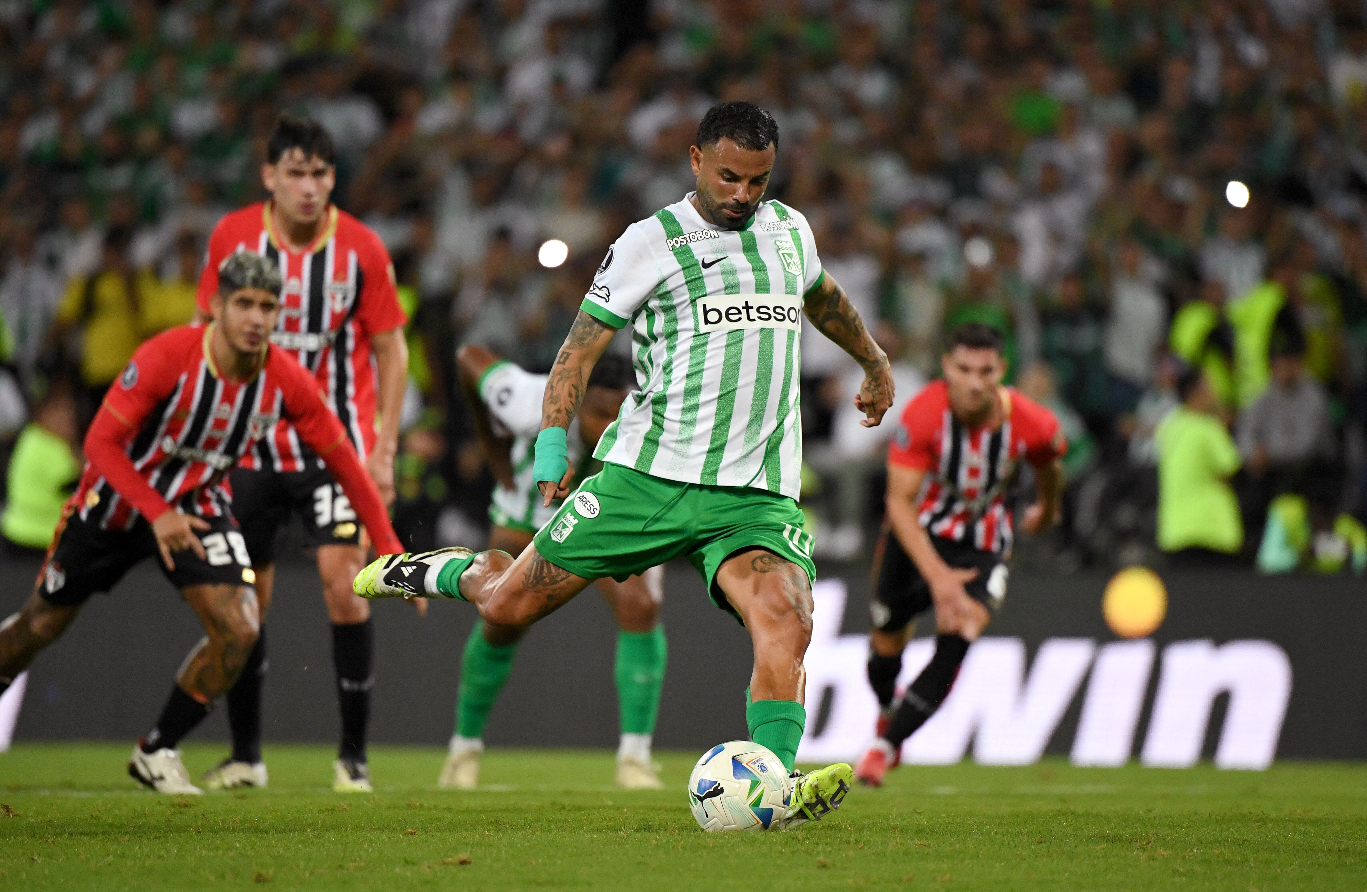 Edwin Cardona lanza y falla un penalti durante el partido de Copa Libertadores entre Atlético Nacional y el São Paulo, en el estadio Atanasio Girardot de Medellín, Colombia, el 12 de agosto de 2025. (Foto de JAIME SALDARRIAGA/AFP vía Getty Images)