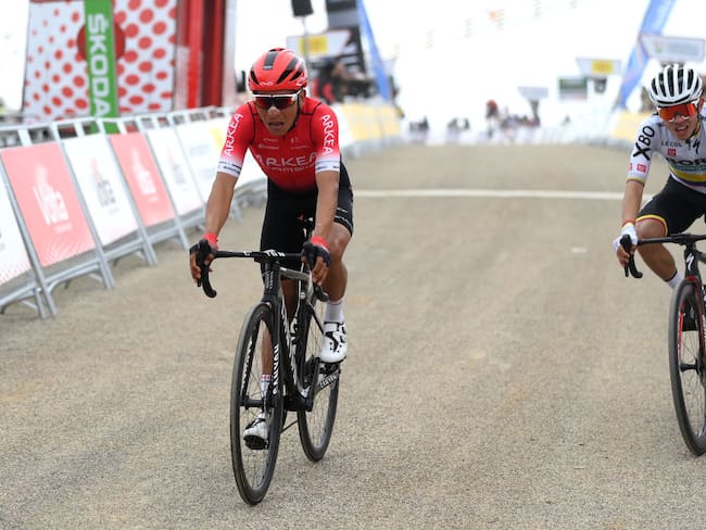 Ciclista colombiano Nairo Alexander Quintana Rojas del equipo Team Arkéa - Samsic y el también colombiano Sergio Andres Higuita Garcia del equipo Bora - Hansgrohe (Photo by David Ramos/Getty Images)