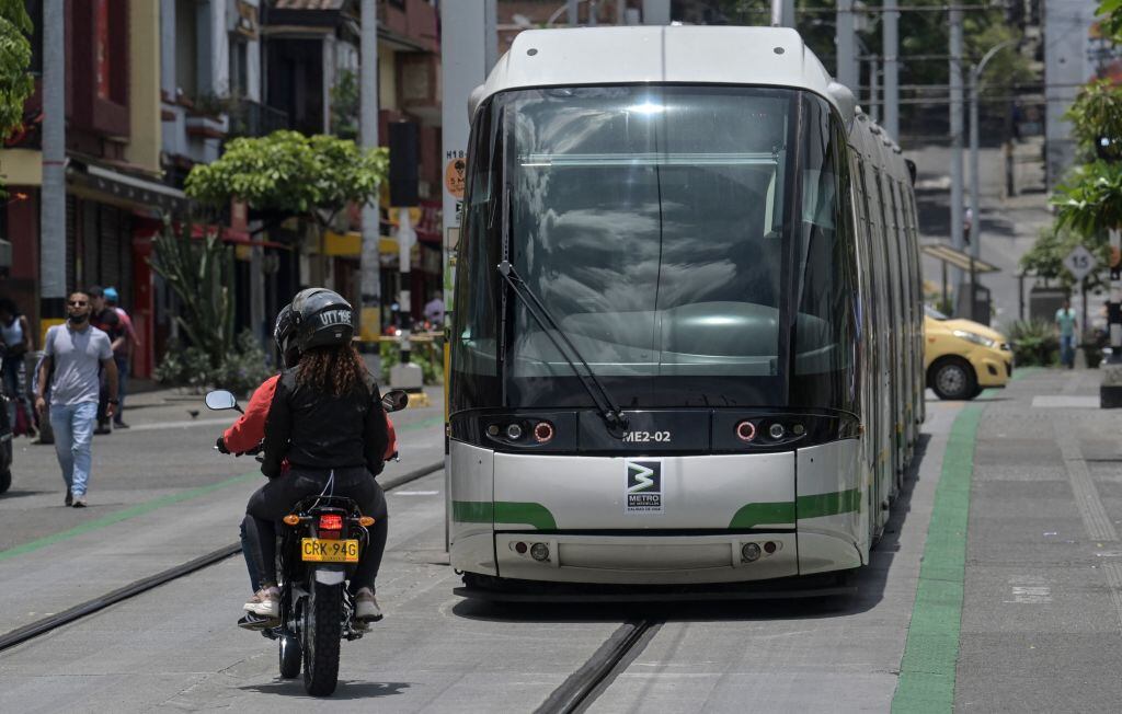 Moto en Colombia haciendo uso correcto de su placa. (Cuadrado amarillo que se ve en la moto). Foto: Getty Images.