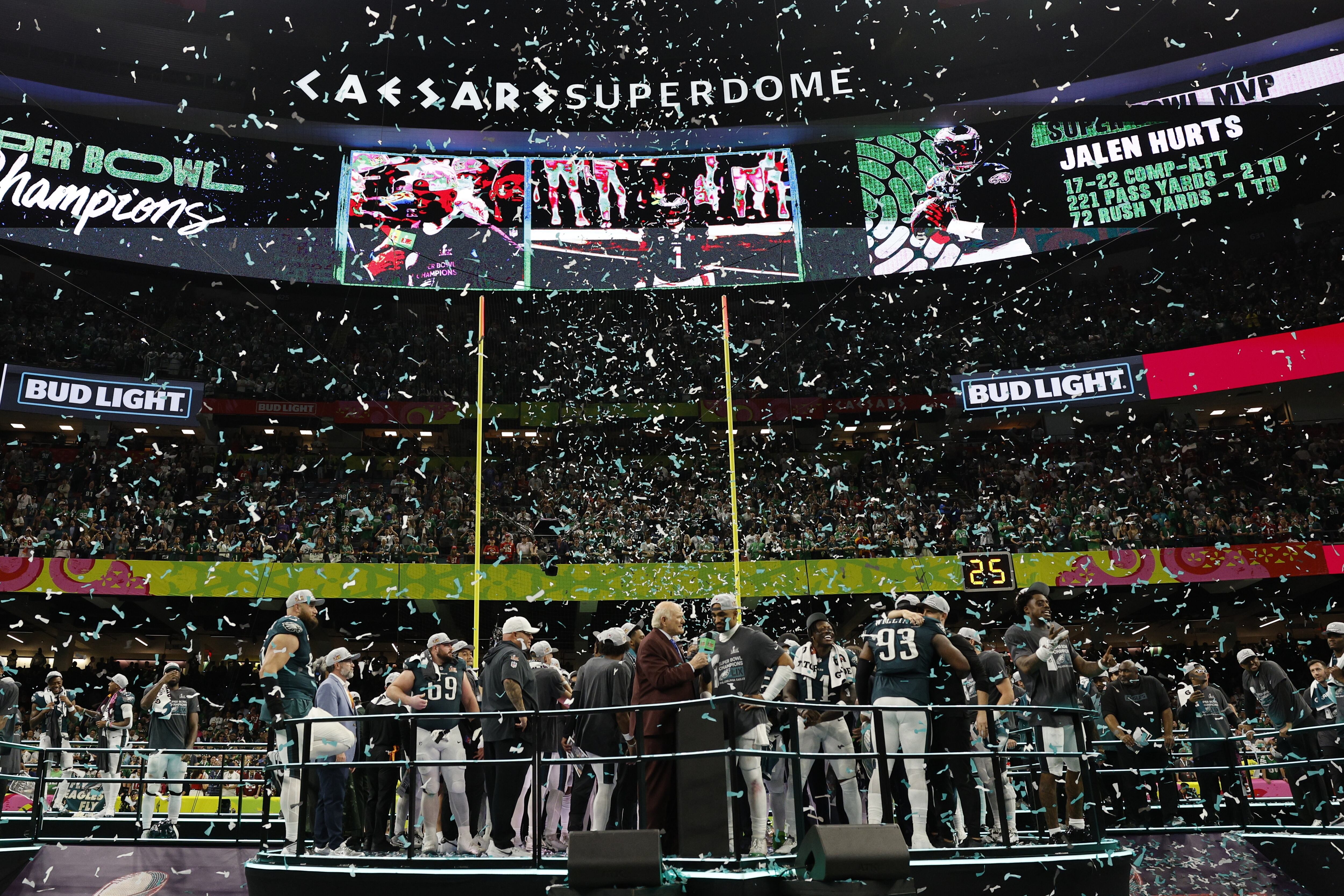 NUEVA ORLEANS (Estados Unidos), 10/02/2025.- Los Philadelphia Eagles celebran en el podio de los premios tras ganar el Super Bowl LIX contra los Kansas City Chiefs en el Caesars Superdome.