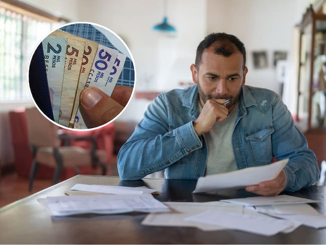 Hombre haciendo cálculos con facturas / Persona contando billetes colombianos de su billetera (Getty Images)