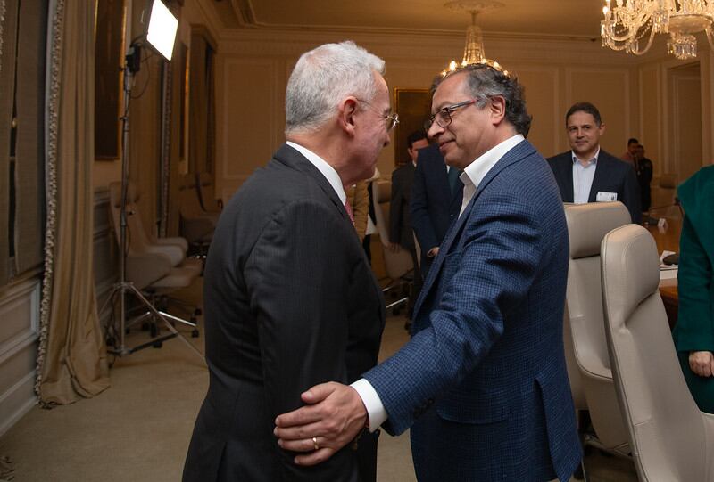 Expresidente Álvaro Uribe y presidente Gustavo Petro. Foto: Presidencia