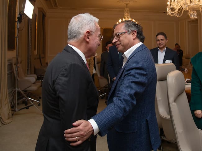 Expresidente Álvaro Uribe y presidente Gustavo Petro. Foto: Presidencia