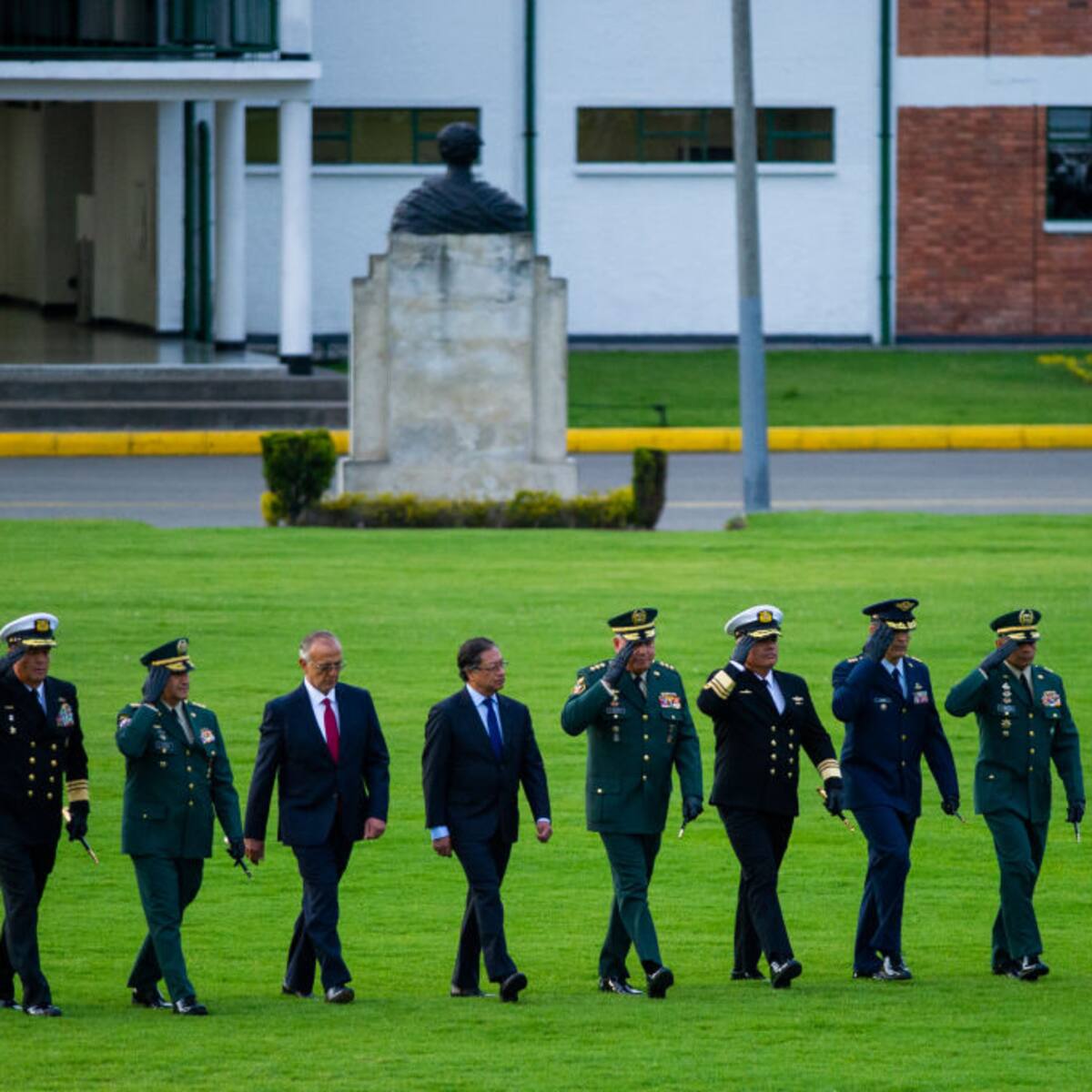 Generales se enteraron por Twitter de la decisión de cese al fuego