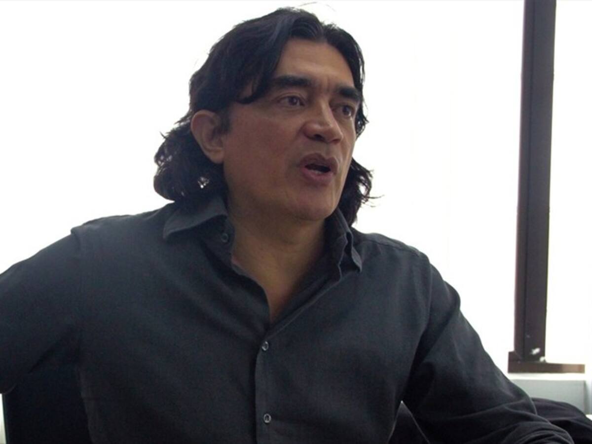 Gustavo Bolívar enfureció luego de la creación de un año viejo a su honor, “yo jamás he disparado un arma”