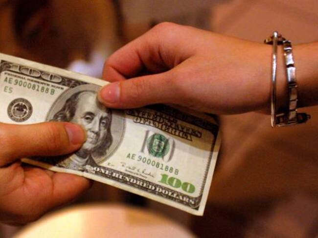 ¿Por qué baja el dólar pero no ceden los precios de los productos?