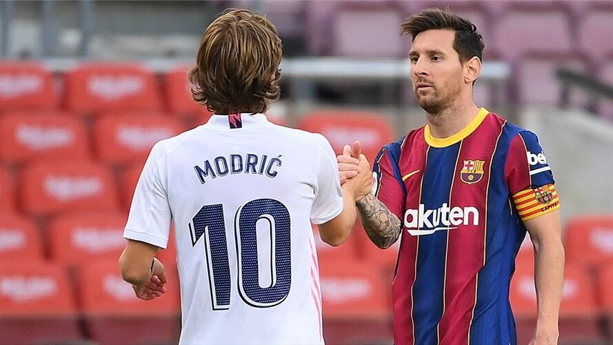 Luka Modric y Lionel Messi. Foto: LLUIS GENE/AFP via Getty Images
