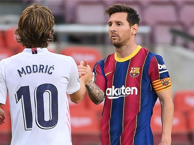 Luka Modric y Lionel Messi. Foto: LLUIS GENE/AFP via Getty Images