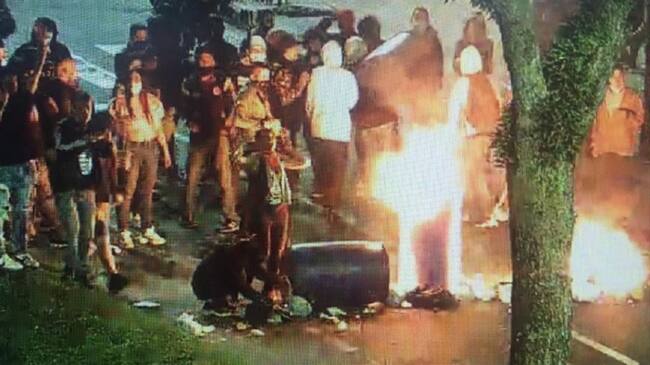 Manifestantes sobre la Avenida Santander de Manizales. Foto: Enviada desde prensa de la Alcaldía de Manizales.