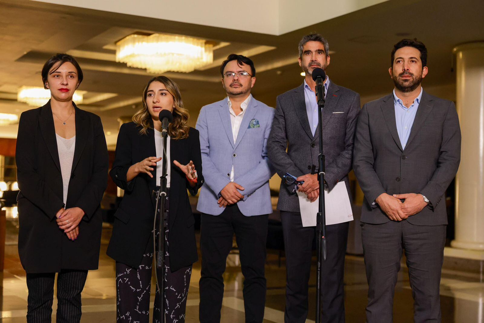 La directora del Dapre, Laura Sarabia, y el ministro de Hacienda, Diego Guevara, hablan junto a otros funcionarios altérmino de una reunión entre el presidente Gustavo Petro y sus ministerios. (Cortesía - Dapre)