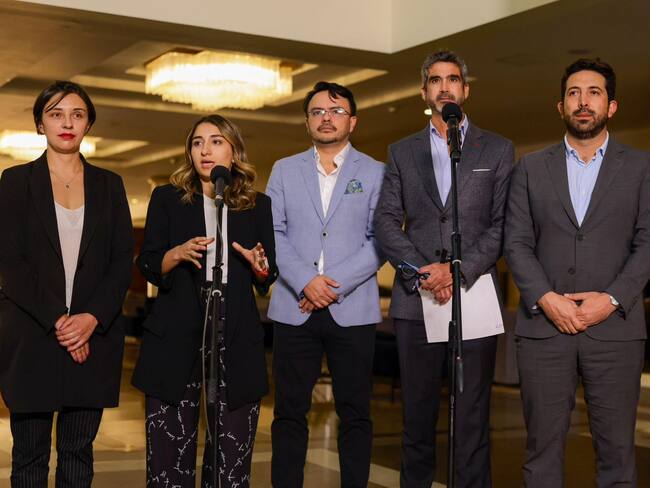 La directora del Dapre, Laura Sarabia, y el ministro de Hacienda, Diego Guevara, hablan junto a otros funcionarios altérmino de una reunión entre el presidente Gustavo Petro y sus ministerios. (Cortesía - Dapre)