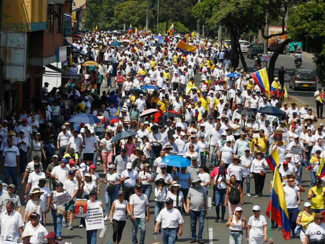 Manifestantes con pancartas y arengas en contra del Gobierno, recorren hoy las calles en Cali. Foto: EFE / Ernesto Guzmán Jr.