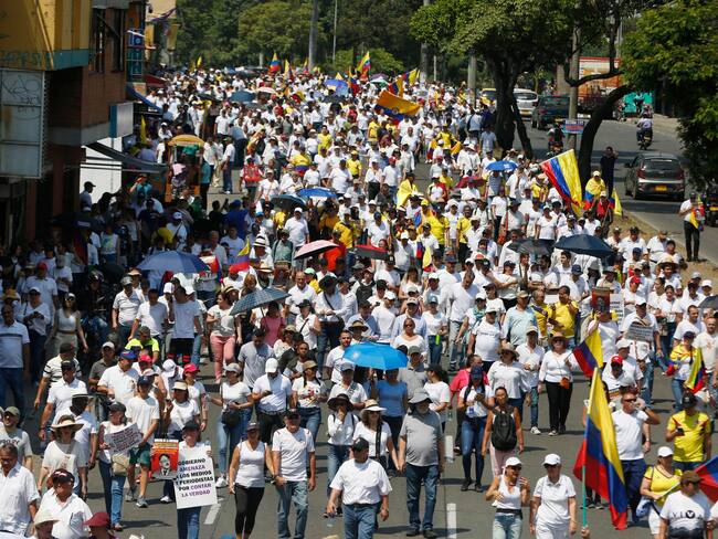 Manifestantes con pancartas y arengas en contra del Gobierno, recorren hoy las calles en Cali. Foto: EFE / Ernesto Guzmán Jr.