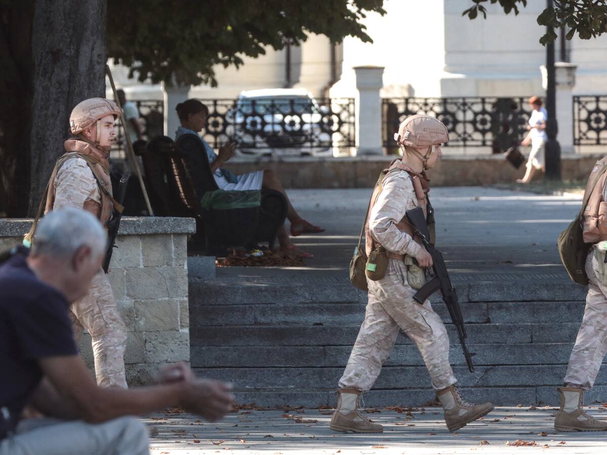 Al menos un muerto y varios heridos por explosión en base aérea de Crimea