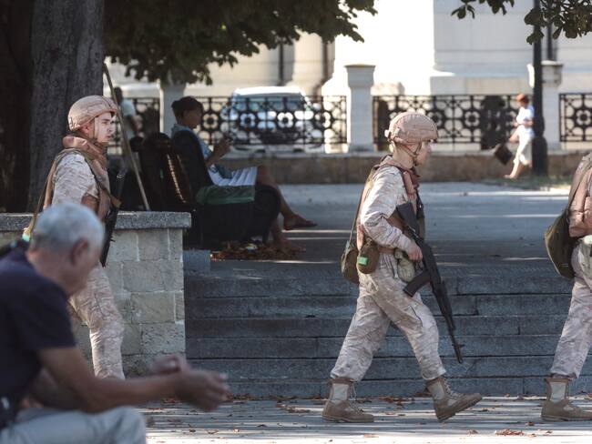 Miembros de la Armada rusa patrullan frente a un cuartel general de la Flota del Mar Negro de Rusia en Sebastopol, Crimea. (Photo by STRINGER / AFP)