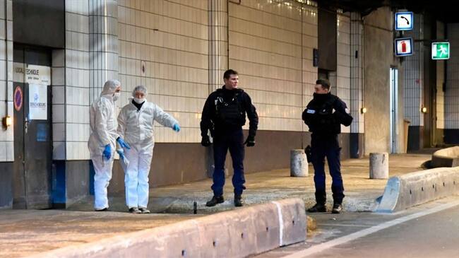 El atacante fue herido en múltiples zonas del cuerpo y se desconocen los motivos que llevaron al hombre a enfrentarse con los agentes. . Foto: Getty Images