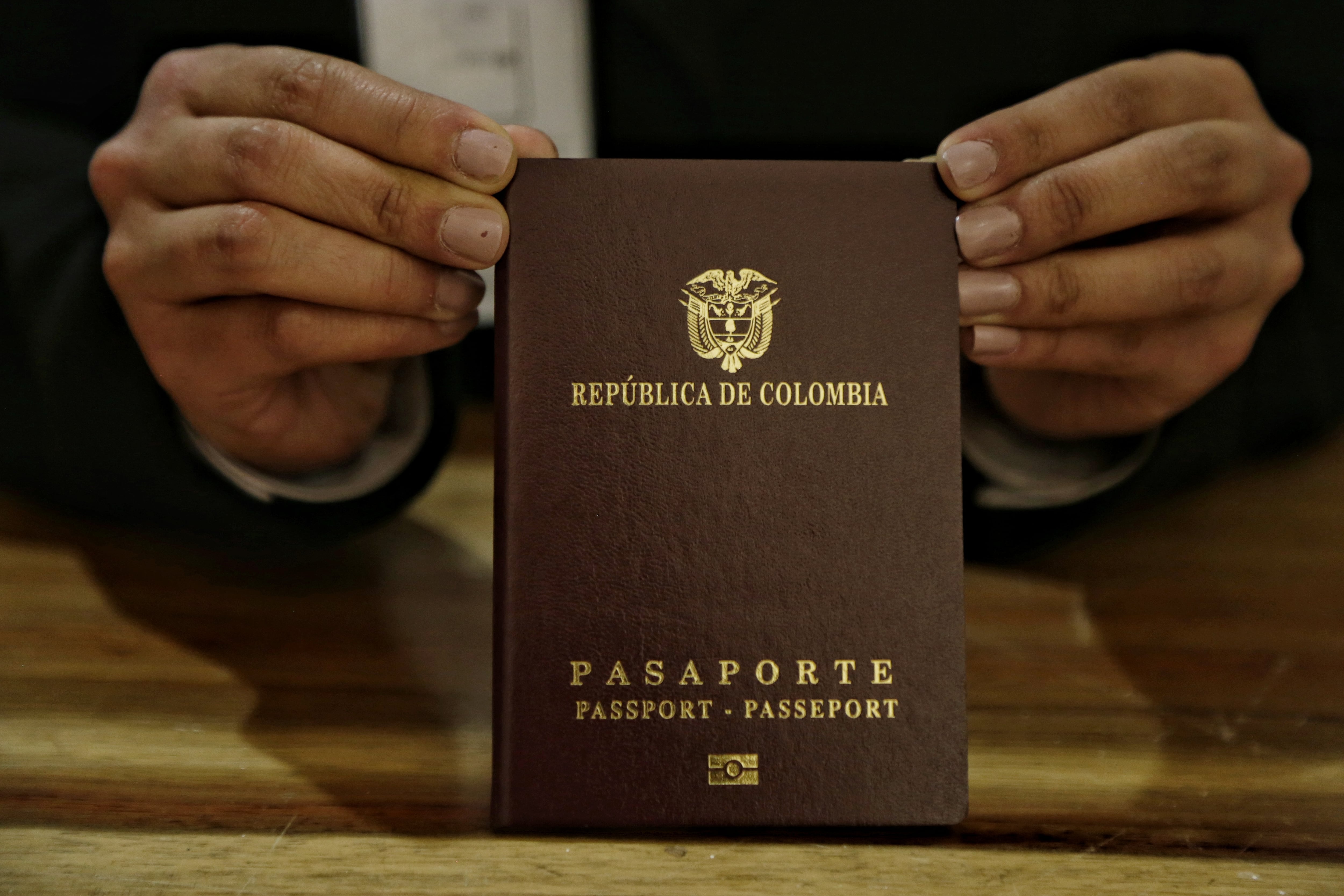 Persona con un pasaporte colombiano en la mano. (Foto: COLPRENSA)
