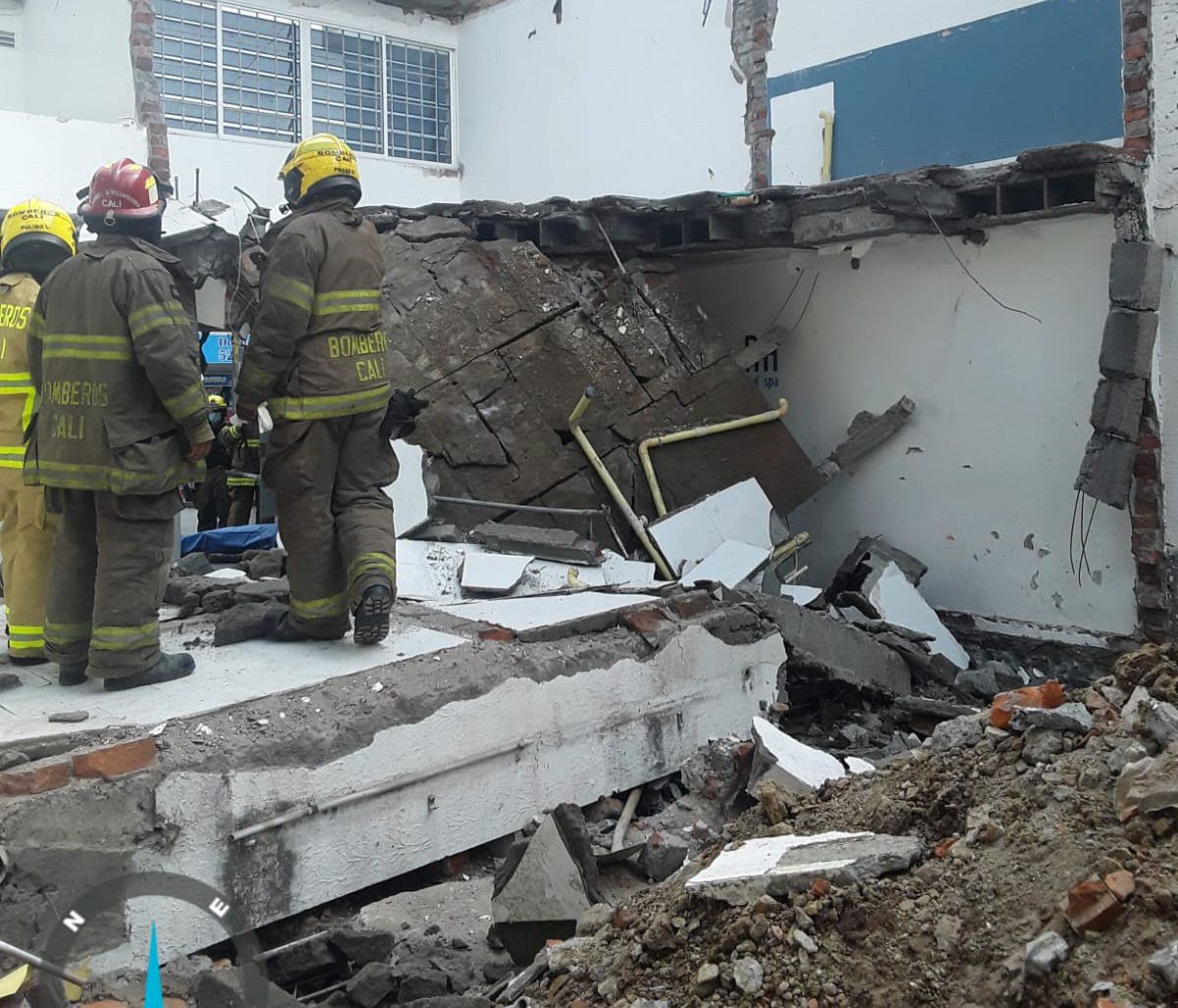 El fallecido es un hombre de 56 años que, al parecer, trabajaba en la obra. Foto: Bomberos Cali.