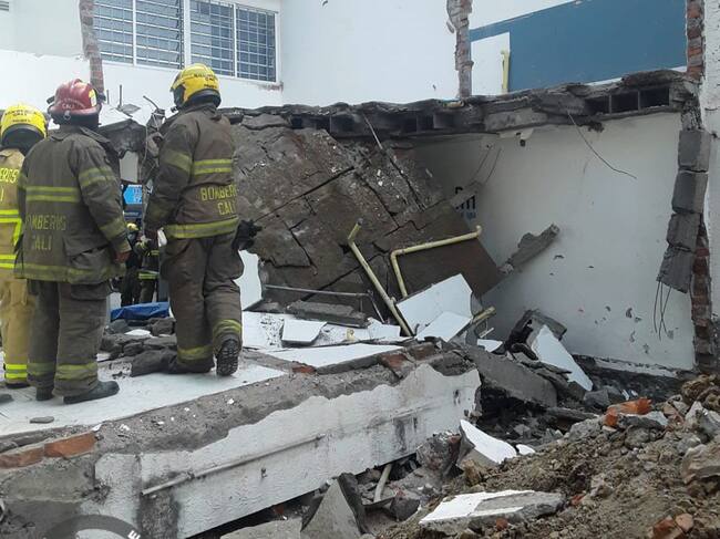 El fallecido es un hombre de 56 años que, al parecer, trabajaba en la obra. Foto: Bomberos Cali.