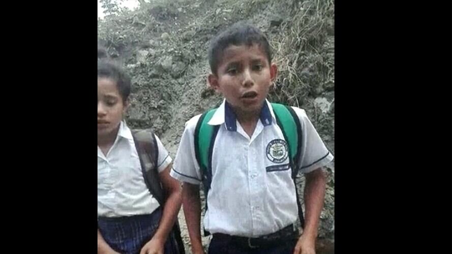 Niños de zona rural de Muzo piden a su alcalde obras para poder cruzar la quebrada e ir al colegio. Foto: