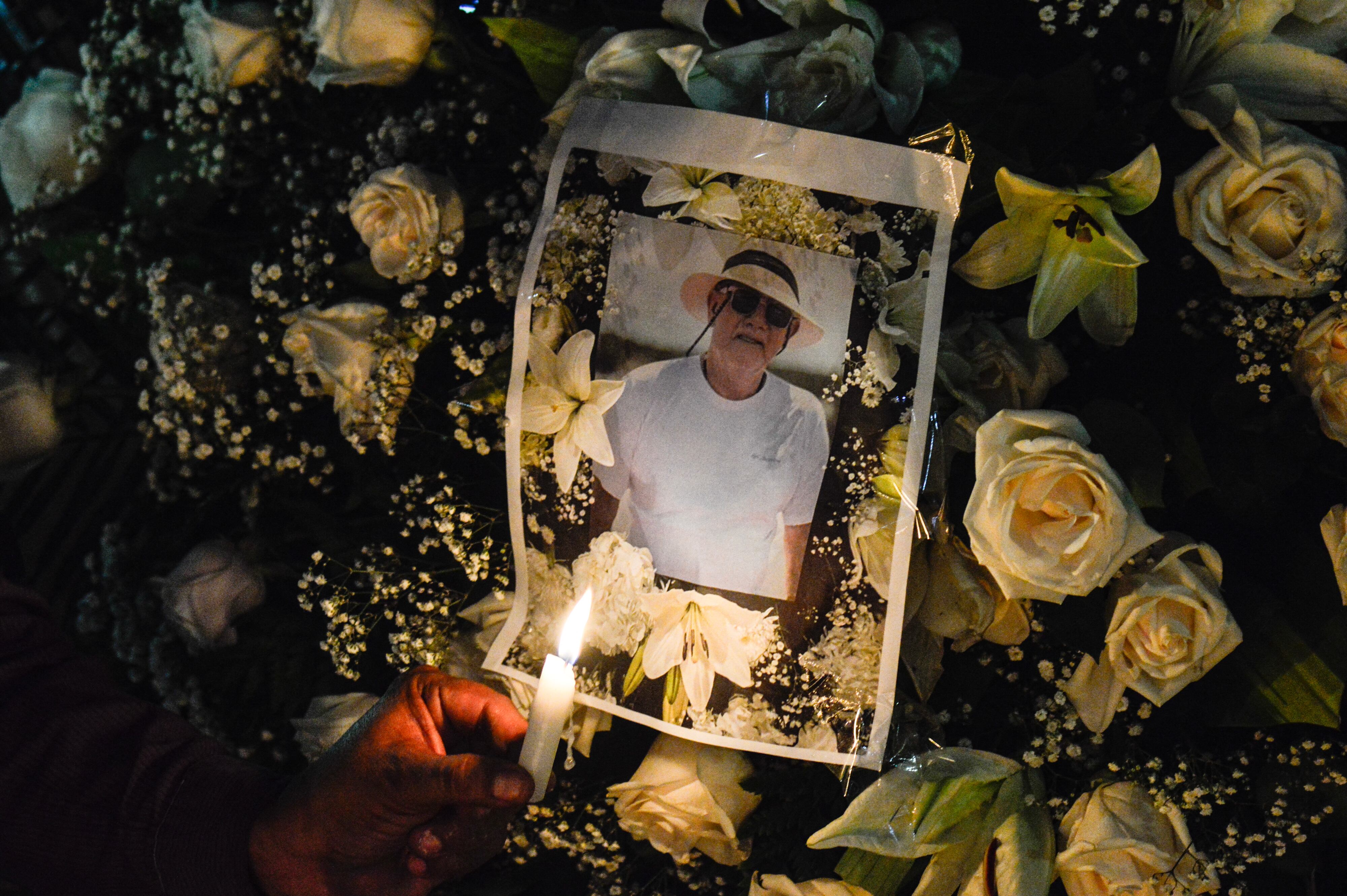 Una foto del periodista colombiano Jaime Vásquez, asesinado el 14 de abril, es vista durante una vigilia contra la violencia en Cúcuta, Colombia, el 15 de abril de 2024. (Schneyder Mendoza/AFP vía Getty Images)