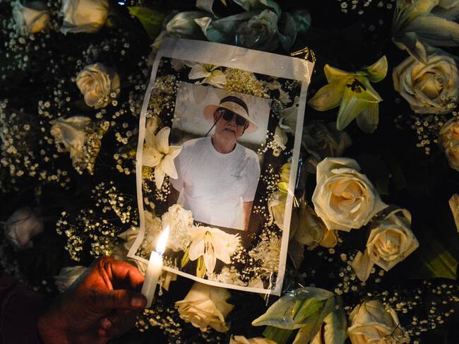 Una foto del periodista colombiano Jaime Vásquez, asesinado el 14 de abril, es vista durante una vigilia contra la violencia en Cúcuta, Colombia, el 15 de abril de 2024. (Schneyder Mendoza/AFP vía Getty Images)