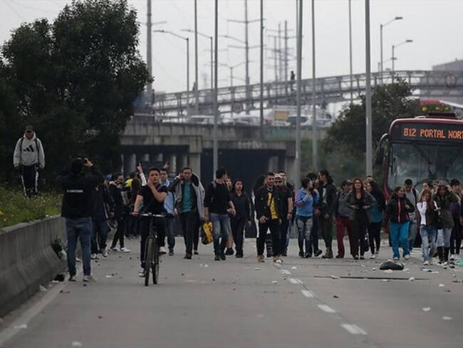 Se presentaron varios bloqueos en Bogotá de protestantes por el alza en la tarifa de los pasajes de Transmilenio.. Foto: Colprensa