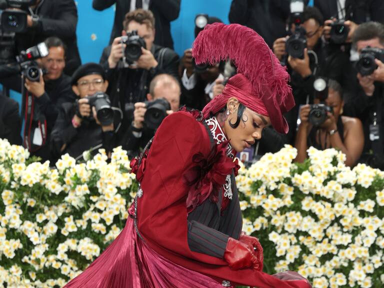 NEW YORK (United States), 06/05/2025.- Teyana Taylor poses on the red carpet for the 2025 Met Gala, the annual benefit for the Metropolitan Museum of Art's Costume Institute, in New York, New York, USA, 05 May 2025. The event coincides with the Met Costume Institute's spring 2025 exhibition ‘Superfine: Tailoring Black Style’ which will be on view from 10 May 2025 through 26 October 2025. (Nueva York) EFE/EPA/JUSTIN LANE