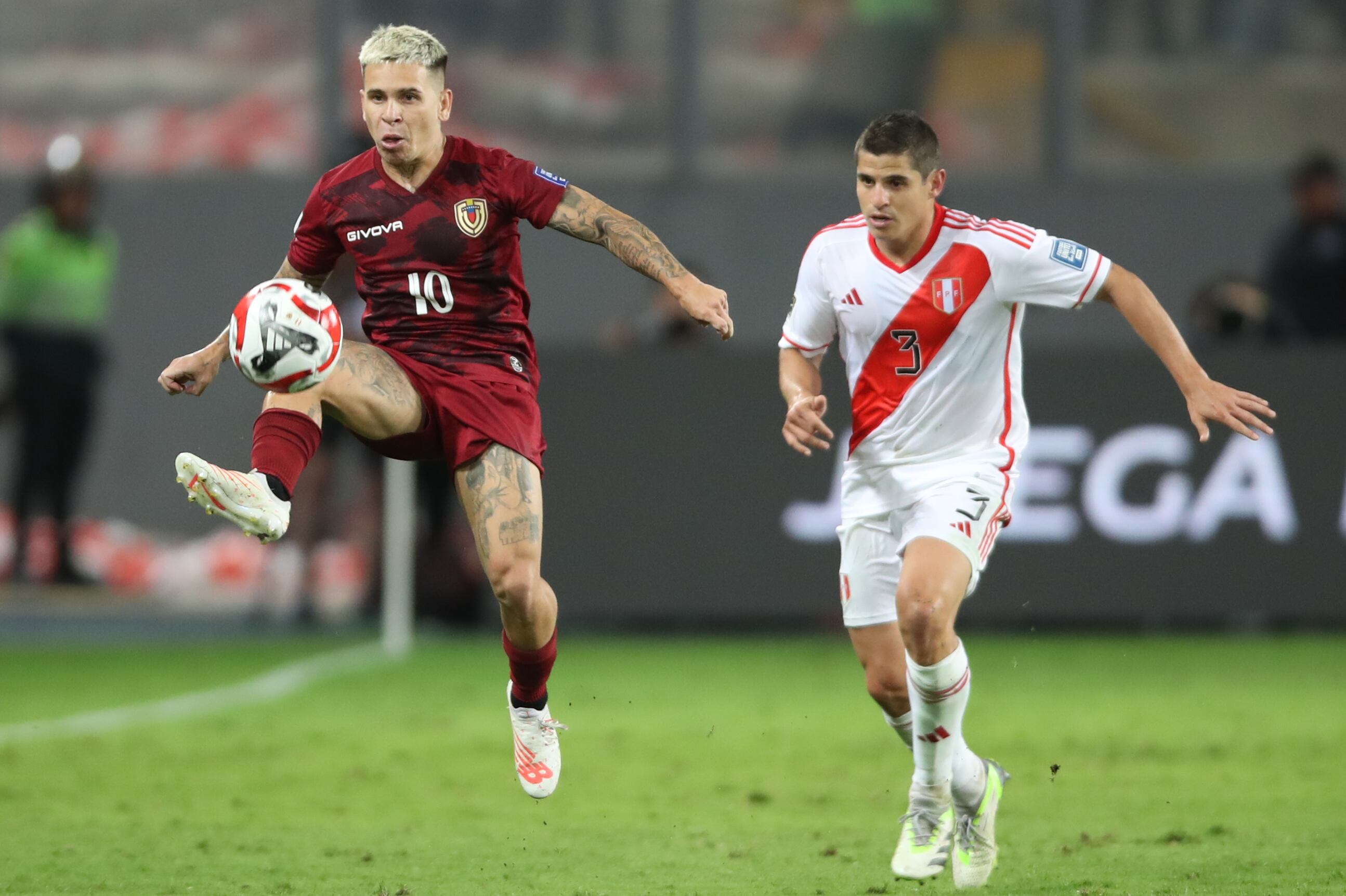 Aldo Corzo (d) de Perú disputa el balón con Yeferson Soteldo de Venezuela hoy, en un partido de las eliminatorias para la Copa Mundo de Fútbol de 2026 en el estadio Nacional en Lima (Perú). EFE/ Paolo Aguilar